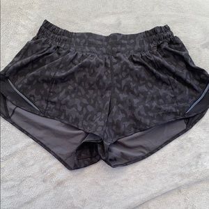 Lululemon hotty hot 2.5” shorts